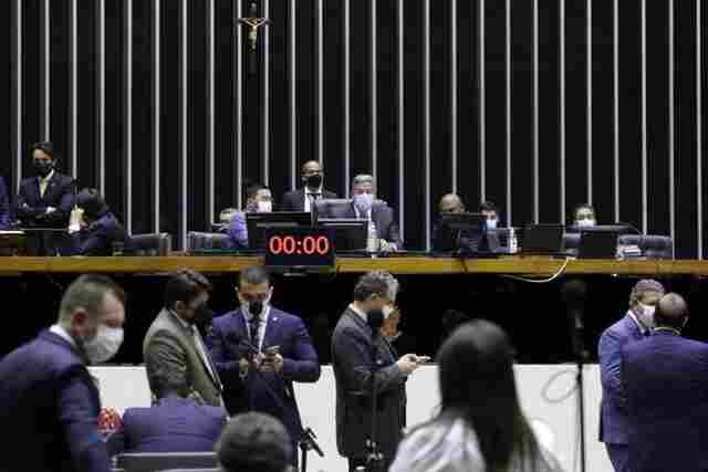 Câmara aprova reforma eleitoral em 2º turno e autoriza volta das coligações