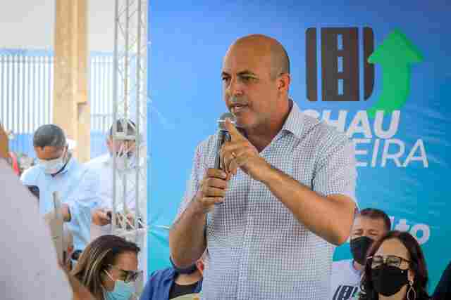 Em Cerejeiras, Ismael Crispin confirma recapeamento de ruas no bairro Primavera