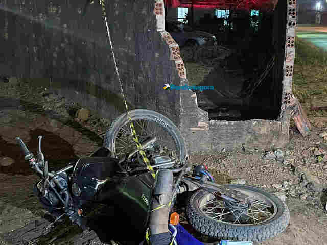 Motociclista perde controle, bate em muro e fica com vários ferimentos