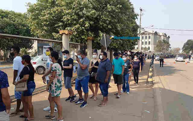 Vídeo: longas filas para vacinação de adolescentes a partir de 12 anos em Porto Velho