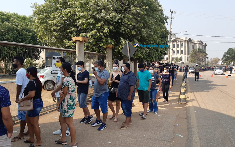 Vídeo: longas filas para vacinação de adolescentes a partir de 12 anos em Porto Velho