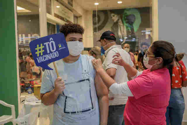 Vacinação da 1ª dose será só no shopping nesta quarta-feira durante o dia e a noite no drive-thru