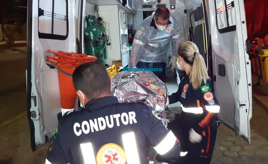 Mulher de 36 anos sofre atentado a tiros em frente de casa