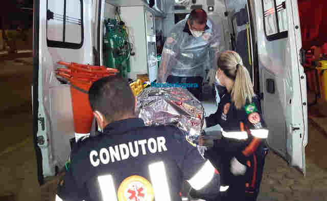 Mulher de 36 anos sofre atentado a tiros em frente de casa