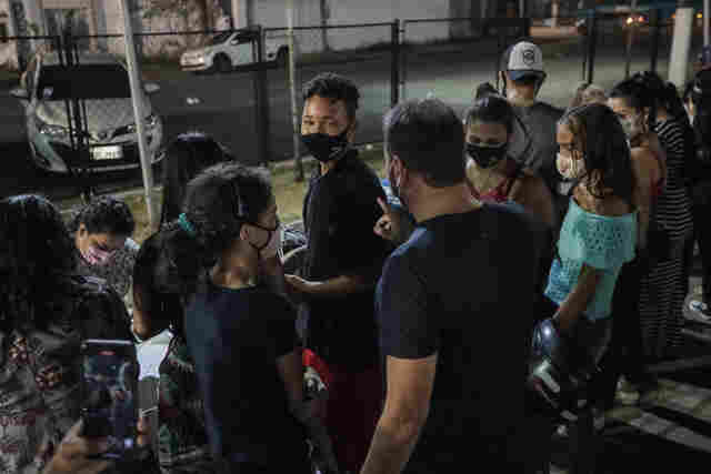 Drive-thru com balada vacinou 3.300 pessoas em Porto Velho