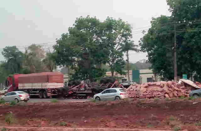 Carreta tomba após motorista fazer retorno na BR-364