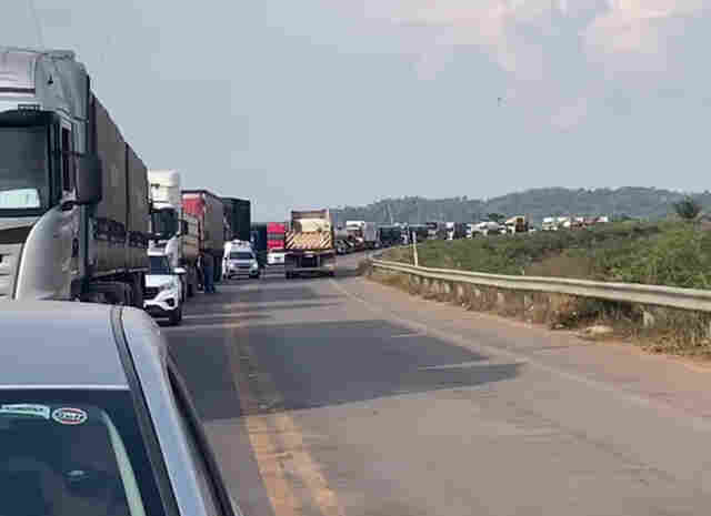 Vídeo: motoristas aguardam 2 horas para trafegar pela BR-364 rumo à Ponta do Abunã