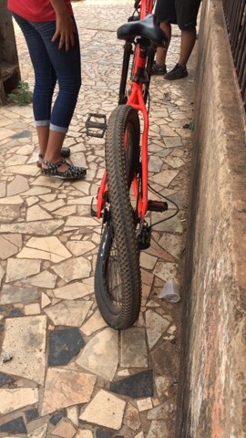 Motorista de aplicativo tenta matar jovem com o próprio carro