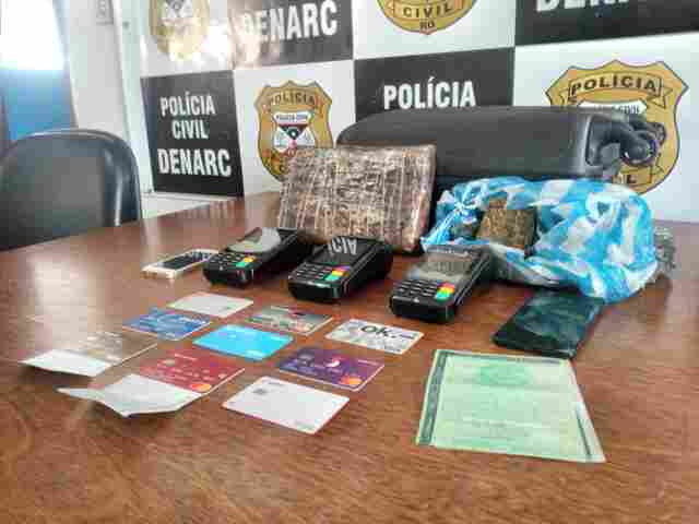 Polícia prende dois e apreende drogas e cartões