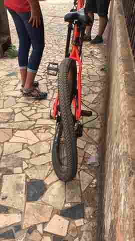 Motorista de aplicativo tenta matar jovem com o próprio carro