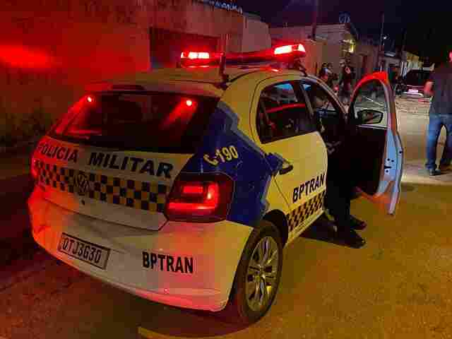 Polícia encontra moto em matagal após roubo na zona leste