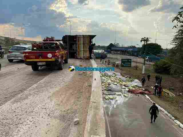Carreta com carga tomba em cima da ponte sobre o rio Madeira