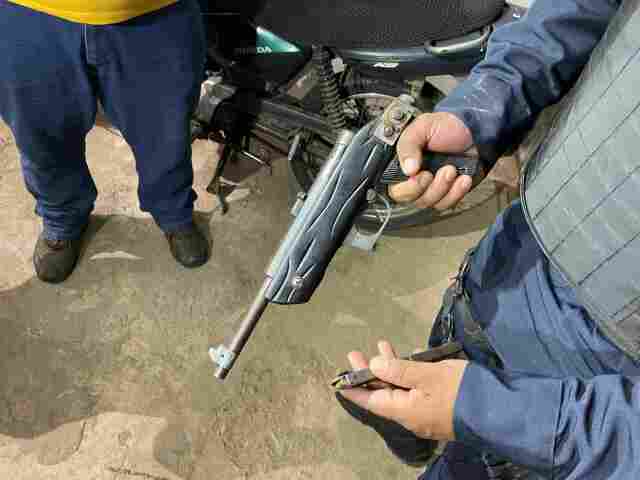 Grupo é preso com arma estrangeira usada em roubos na zona leste