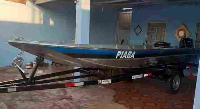 Criminosos furtam barco em residência na zona leste