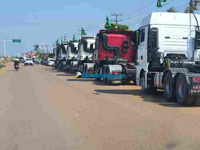 Bolsonaristas reúnem mais de 900 veículos em carreata de apoio ao presidente