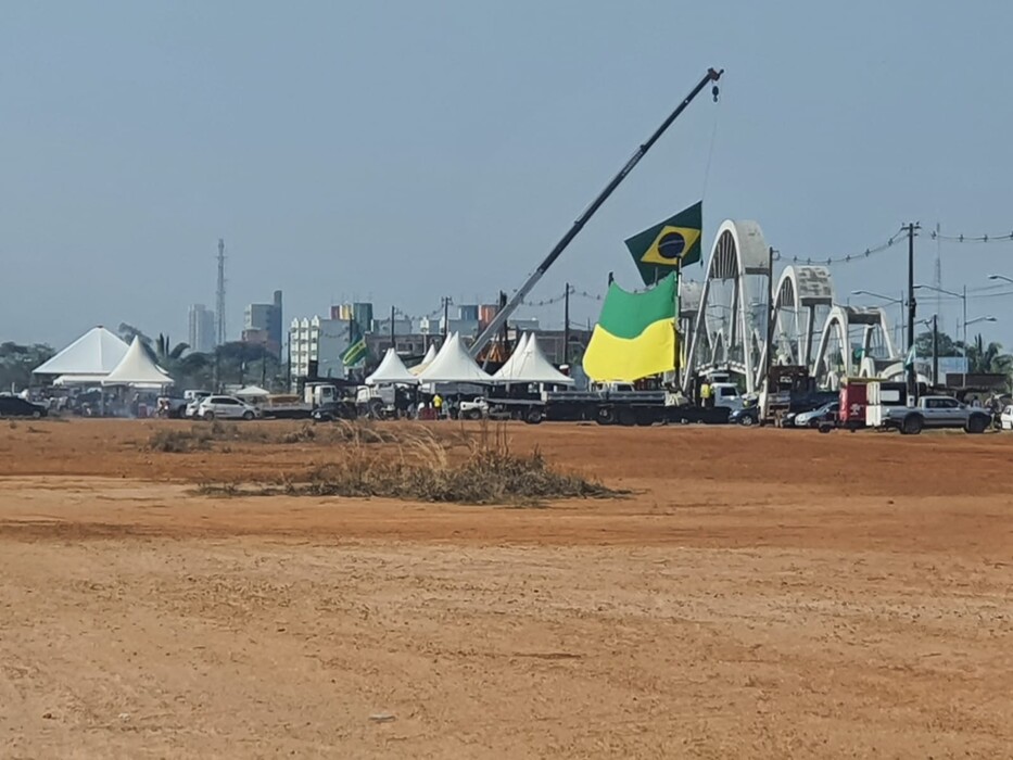 Espaço Alternativo começa a receber dezenas de pessoas para atos pró-Bolsonaro