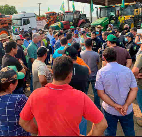 Vídeo: caminhoneiros prometem fechar BR-364 em Candeias, em apoio a Bolsonaro