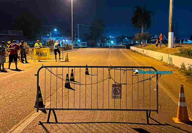 Vídeo: manifestantes bloqueiam a BR-364 em Candeias e Cacoal; veículos pequenos podem passar