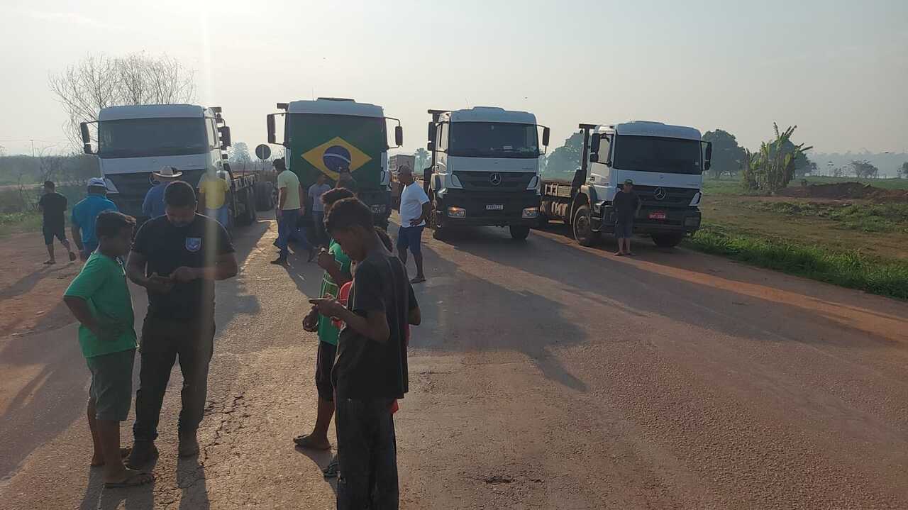Jaci-Paraná também tem bloqueios de caminhoneiros na BR-364