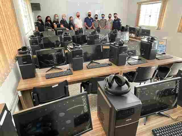 Deputado Alex Silva entrega laboratório de informática e equipamentos de karatê a instituto educacional de Presidente Médici