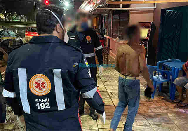 Idoso é esfaqueado nas costas durante tentativa de assalto