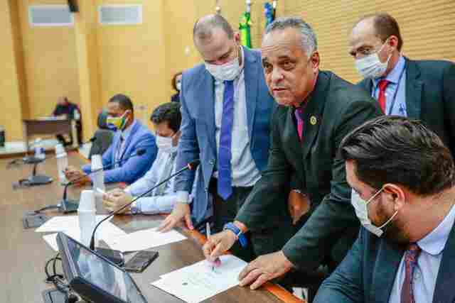 Assembleia dá posse a Saulo Moreira