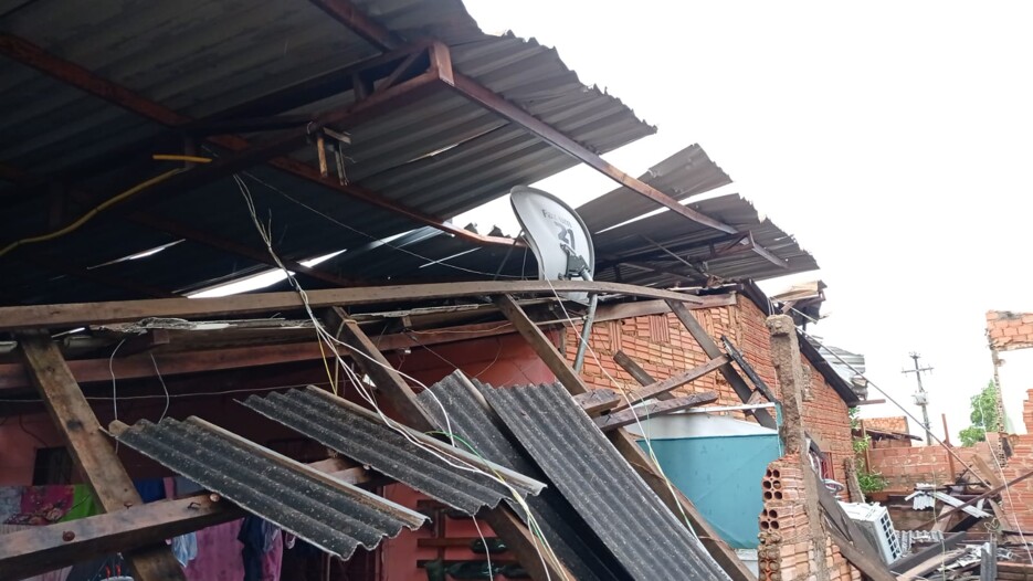 Fotos: temporal rápido com ventos fortes causa destruição em vários bairros da capital