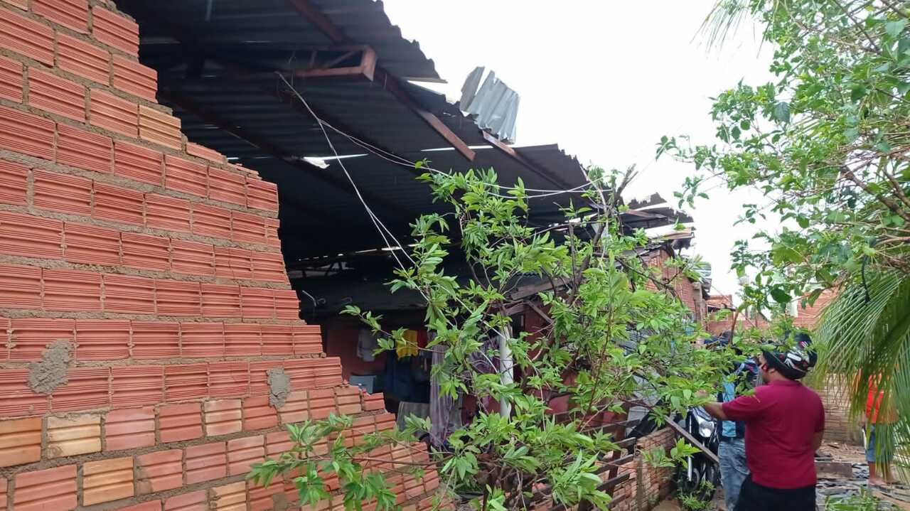 Fotos: temporal rápido com ventos fortes causa destruição em vários bairros da capital