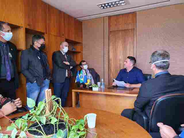 Léo Moraes recebe entidades de segurança pública para discutir reforma administrativa