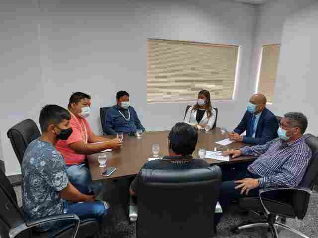 Ismael Crispin discute desafios da educação indígena com povo Suruí e secretário de educação