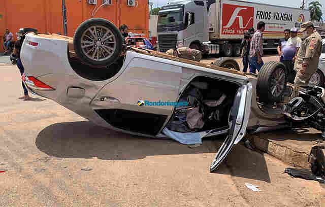 Vídeo: acidente com capotamento deixa motorista ferido na capital