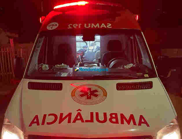 Homem agride o irmão com enxada e foge