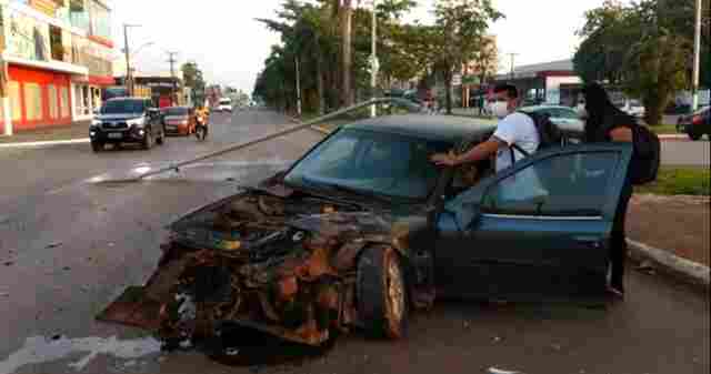 Motorista avança sinal vermelho e colide contra viatura da Força Nacional