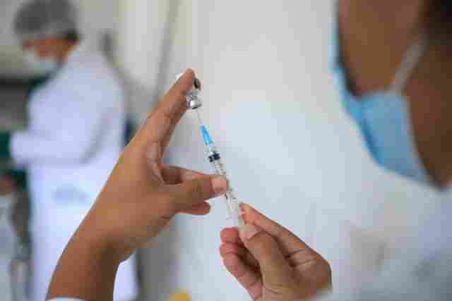 Porto Velho começa a vacinar população de 60 anos com dose de reforço