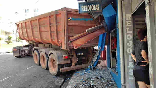 Vídeo: caminhão desgovernado quebra poste e atinge loja no centro da capital