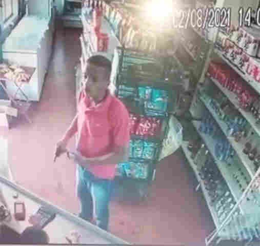 Vídeo: Polícia prende ladrão que antes de roubar apontou arma para mãe e criança