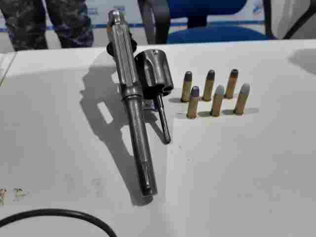 Homem monitorado por tornozeleira é preso com arma em apartamento