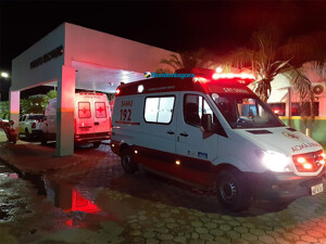 Homem é socorrido às pressas após ser baleado em casa