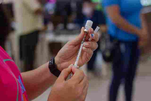 Intervalo para 2ª dose da Astrazeneca também baixa para 28 dias