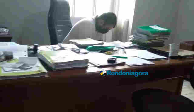 Vídeo: Polícia recolhe grande quantidade de documentos no gabinete do prefeito de Candeias e na Secretaria de Obras