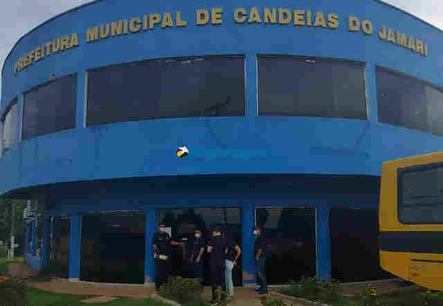 Vídeo: Polícia faz buscas nas casas do prefeito e procurador-geral de Candeias do Jamari