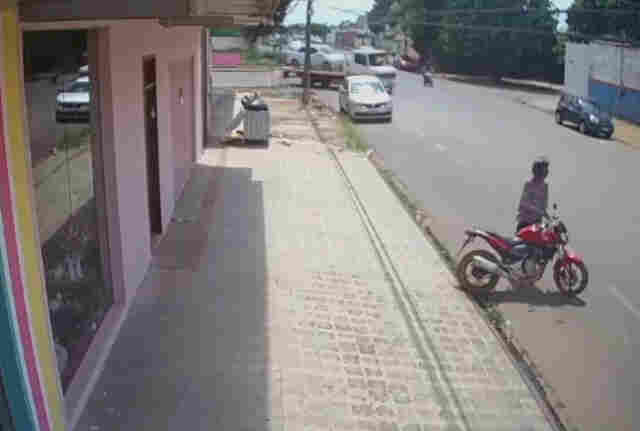 PM prende jovem com moto furtada em Porto Velho; câmera flagrou o crime