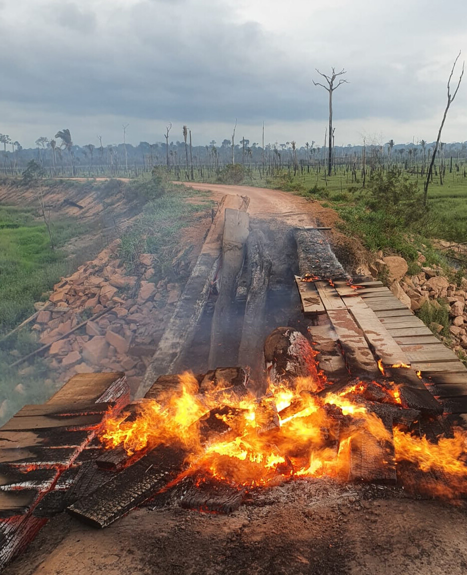 Grande operao de desocupao de fazendas tem prises e ponte queimada em Nova Mutum
