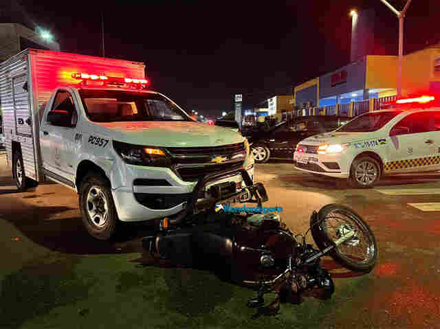 Motociclista fica ferido em colisão contra viatura