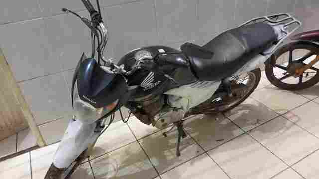 Motociclista é preso com moto roubada após fugir da PM