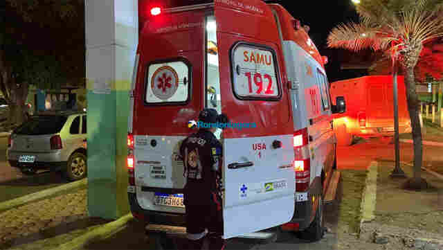 Motociclista foge após atropelar idoso na zona leste