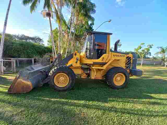 Pá carregadeira é furtada do pátio da Semagric em Extrema