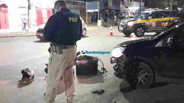 Motoboy é atingido por carro enquanto aguardava semáforo abrir