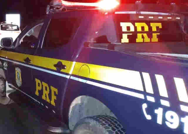 Colisão frontal entre carro e moto deixa jovem morto na BR-364