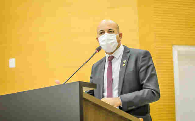 Ismael Crispin pede melhorias para escolas de Cerejeiras e Governador Jorge Teixeira